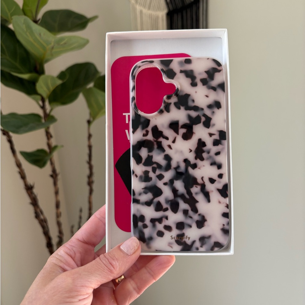 Scorpify IPhone 16 white tortoise case